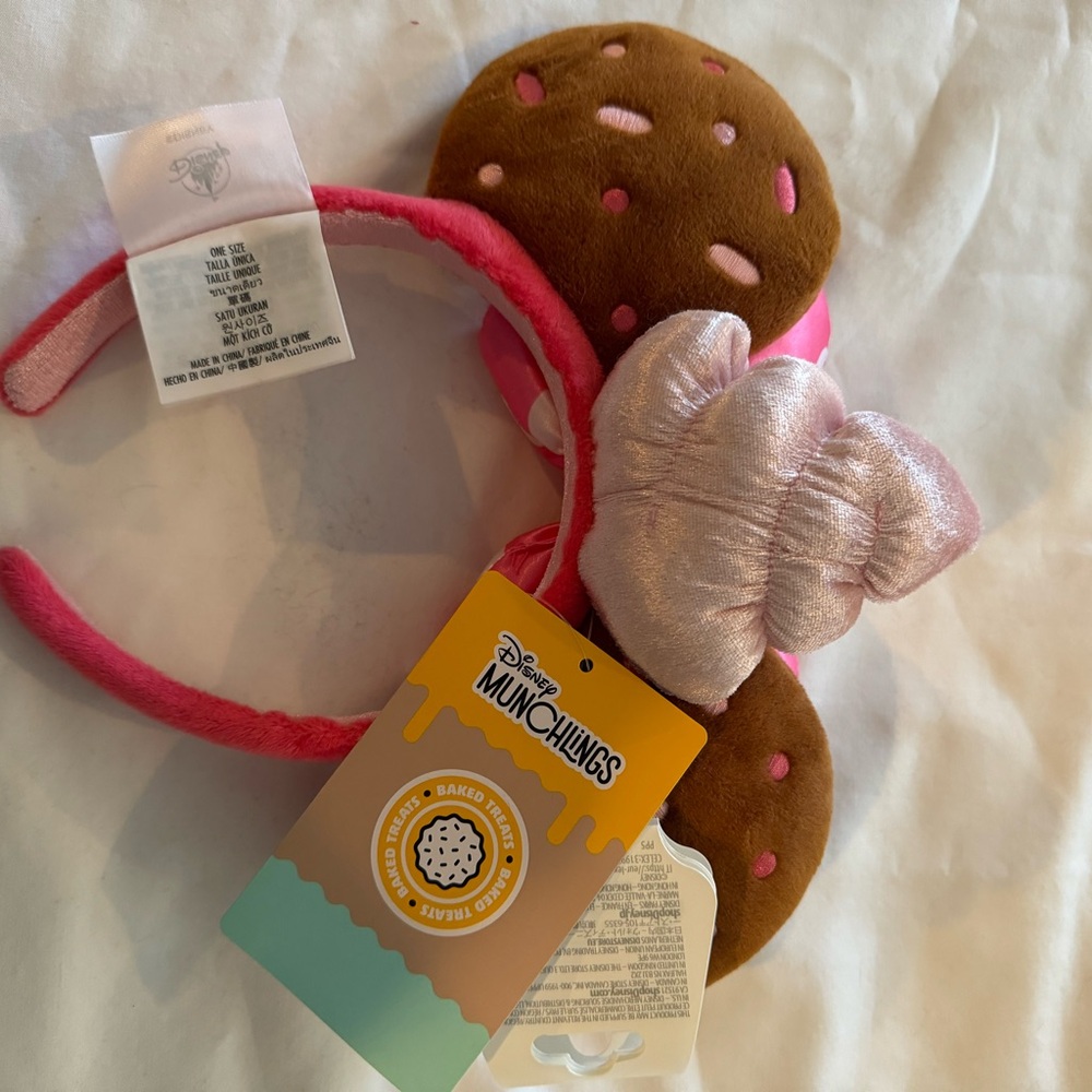 DISNEY MINNIE MOUSE STRAWBERRY MUNCHLINGS EARS - Picture 4 of 5